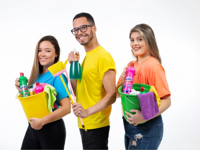 Qual a melhor maneira de utilizar o limpador multiuso na limpeza?